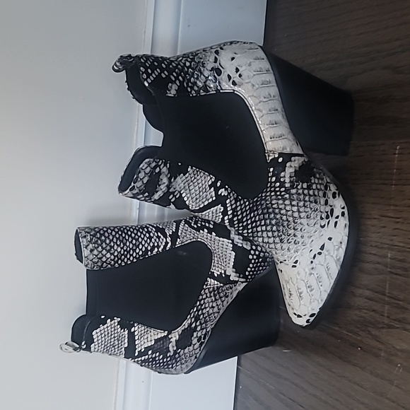 FTF snakeprint booties w size 8 - Picture 6 of 10
